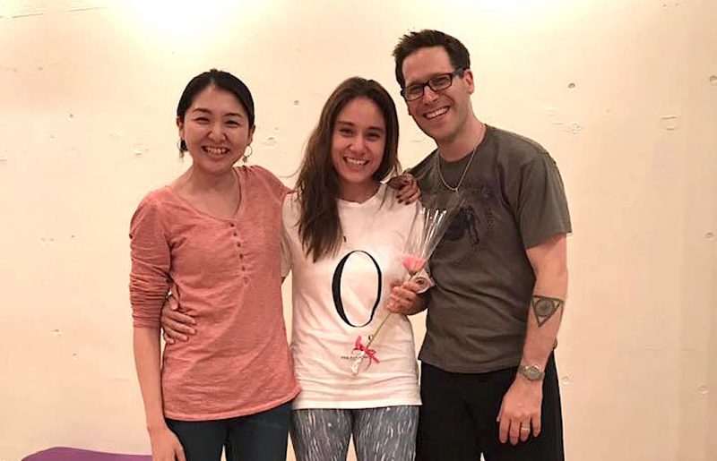 写真右からJ先生、ハートオブヨガ通訳ロッティ、がんちゃん先輩が三人で記念撮影をしている