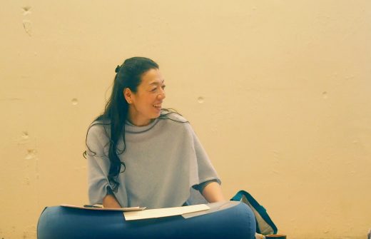 川原朋子先生が生徒さんへ微笑みかけている様子