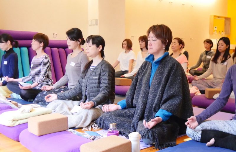 瞑想している生徒さんたち