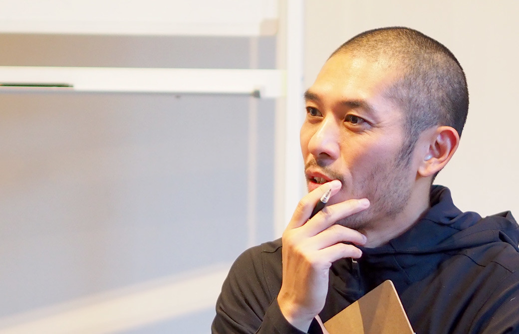 佐藤ゴウ先生が人間力の講座内で生徒さんのお話を聞いている様子