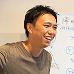 ヨガジェネレーション代表:酒造博明が笑顔でお話している