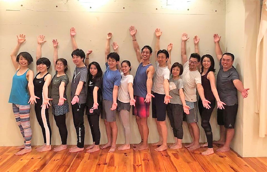 オハナスマイルのヨガクラスに参加している生徒さんと講師の集合写真