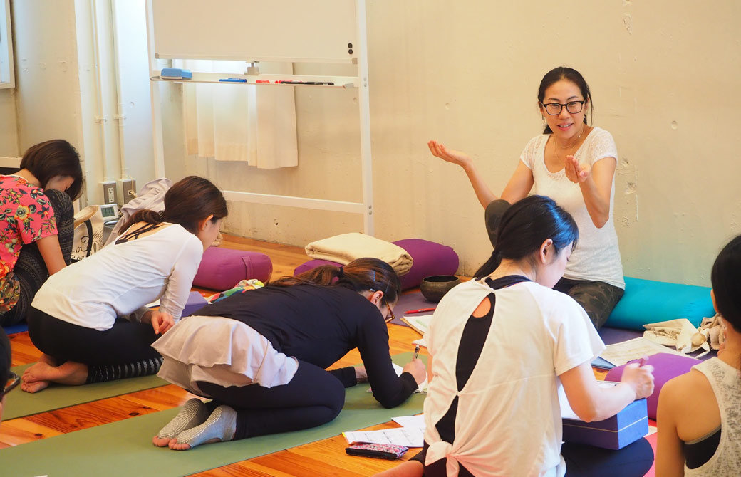 眞喜子先生が勉強会でお話している様子