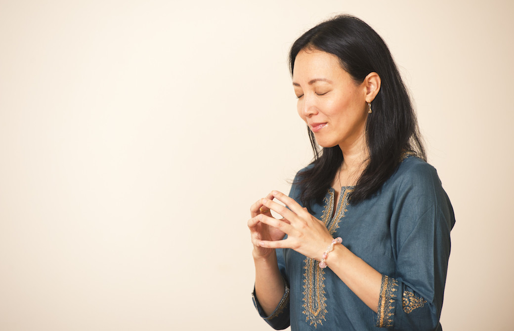指先を合わせる福田真理先生