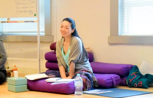 川原朋子先生が笑顔で微笑んでいる様子