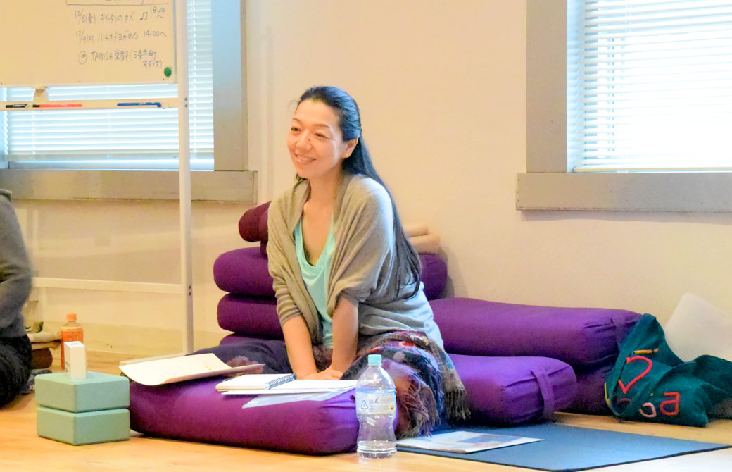 川原朋子先生が笑顔で微笑んでいる様子
