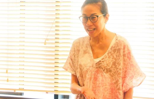 出口眞喜子先生が笑顔で勉強会をする様子