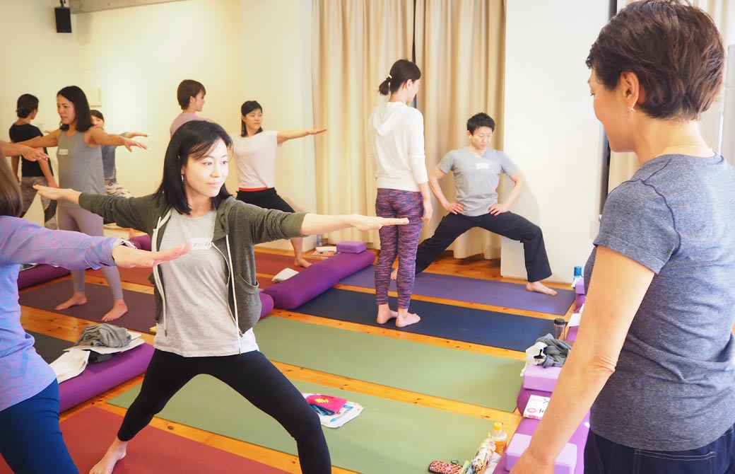 出口眞喜子先生の初心者ヨガインストラクターの勉強会でティーチングの練習をしている様子