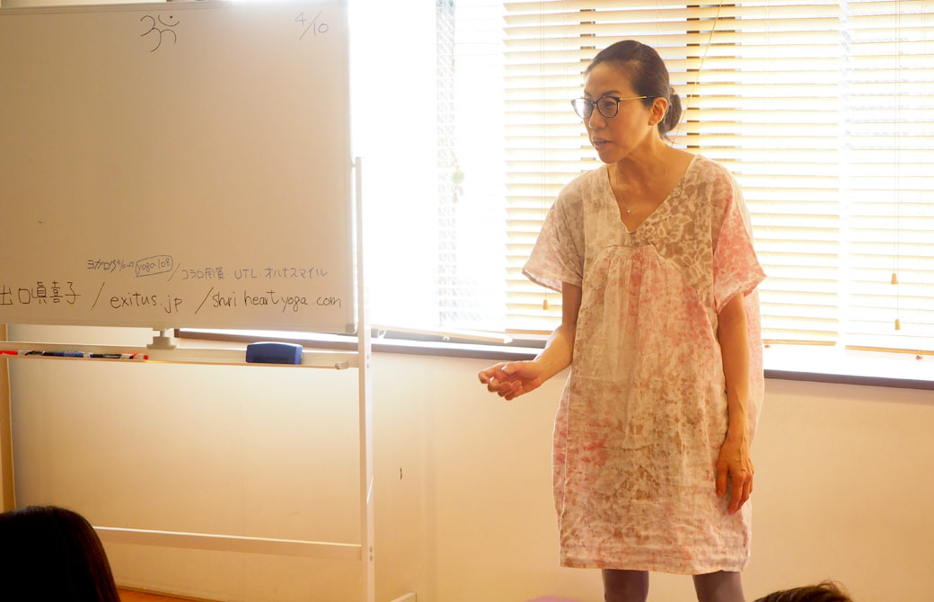 眞喜子先生が勉強会で講義をしている様子
