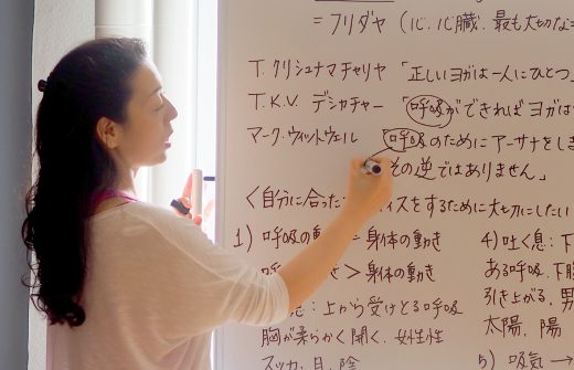 ハートオブヨガワークショップで川原朋子先生が講義している様子