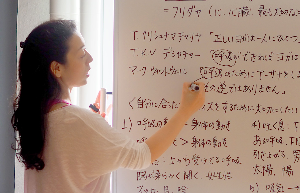 ハートオブヨガワークショップで川原朋子先生が講義している様子