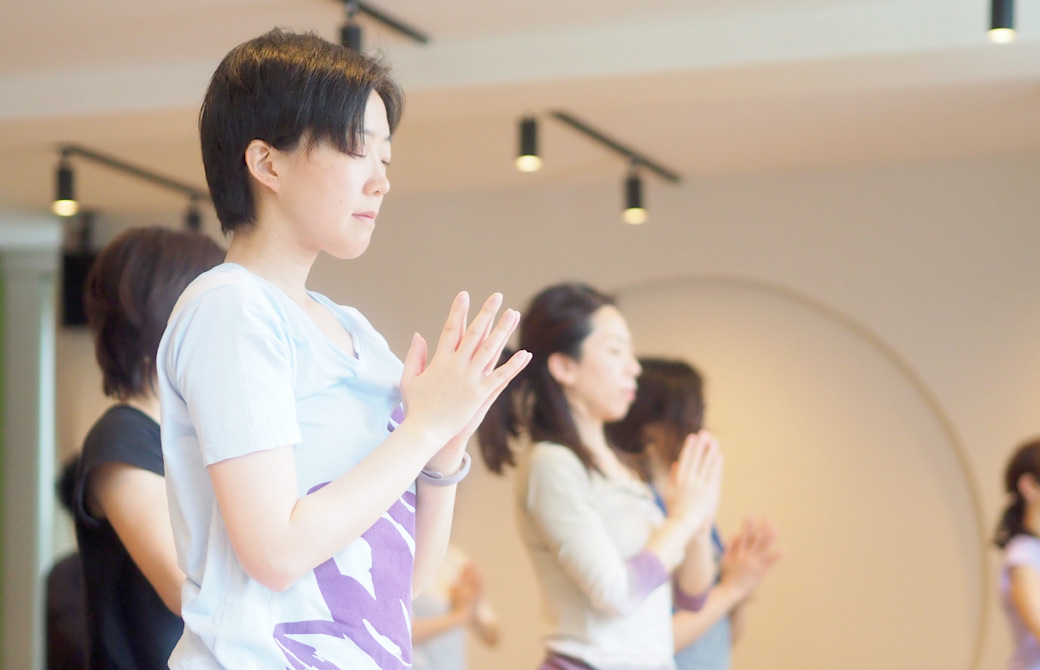 ハートオブヨガのプラクティス中、生徒さんが呼吸を感じている様子
