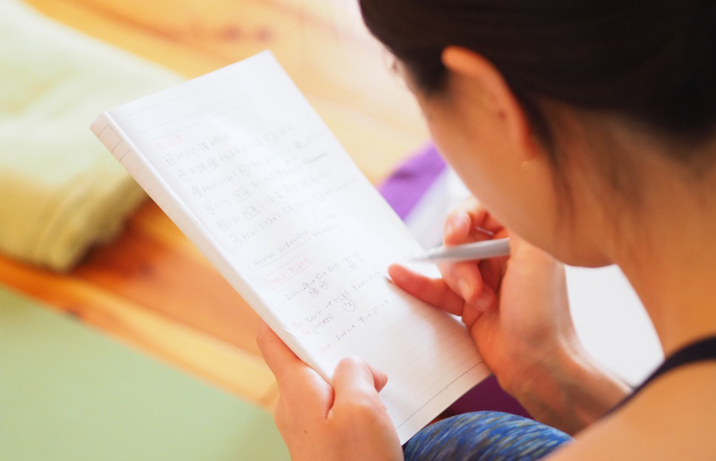 ノートにプラクティスの様子を書き出している様子