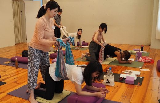 ドゥーラ入門講座風景、陣痛緩和方法を試す生徒さん