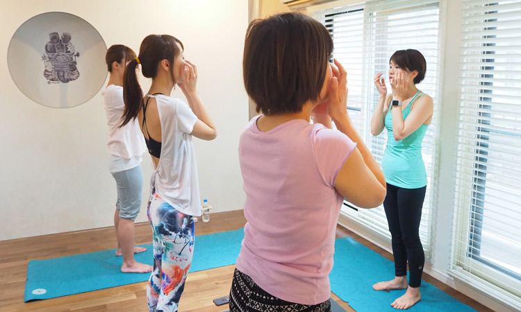 清水鮎美先生のクラスでタッピングをしている様子