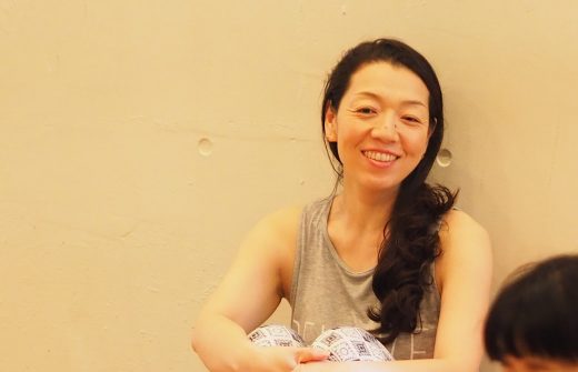 朋子先生が笑顔で講義している様子