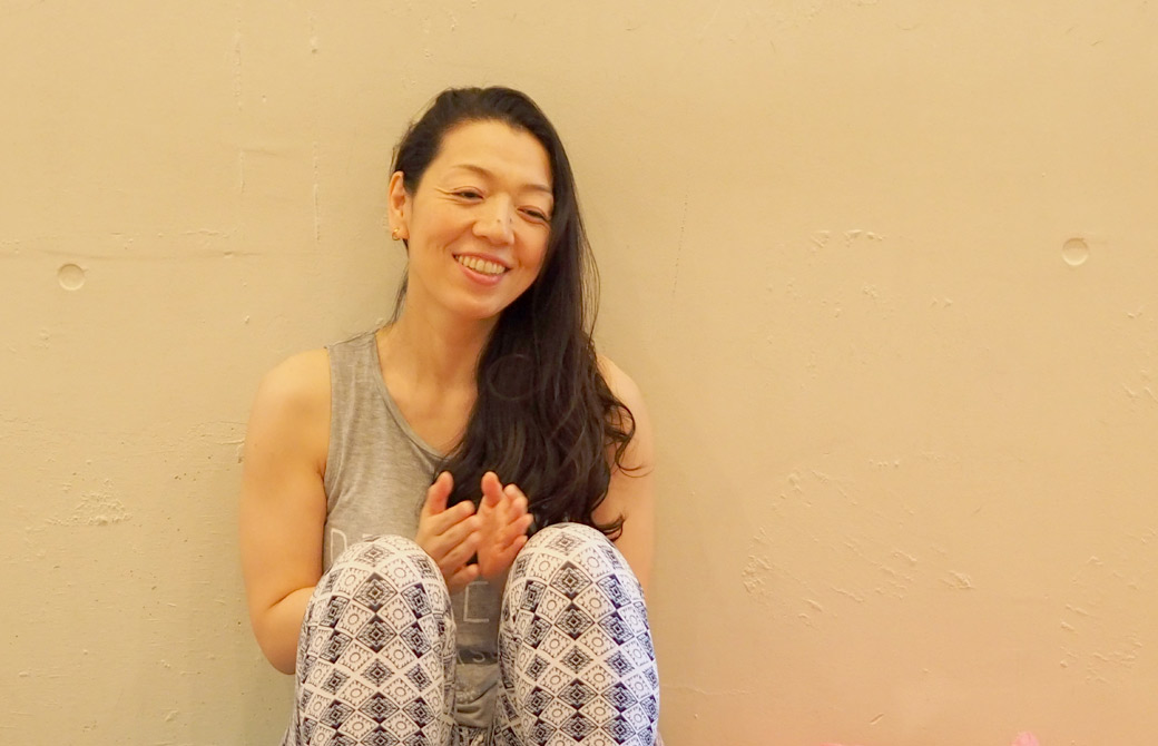 朋子先生が講義でお話している様子