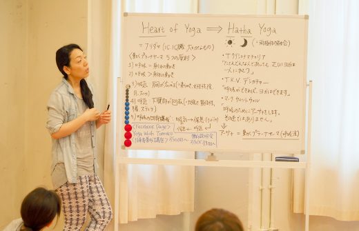 川原朋子先生がハートオブヨガワークショップの様子