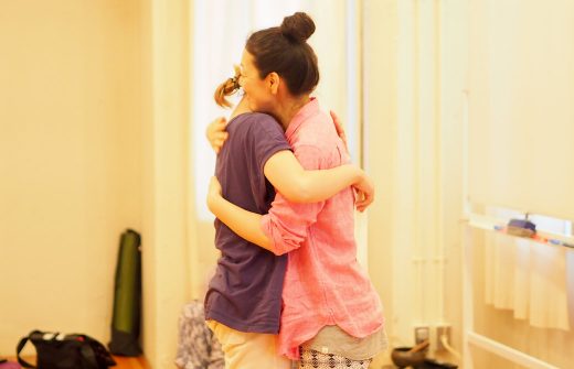 ハートオブヨガ指導者養成講座終了式、麻衣さんと朋子先生がハグする様子