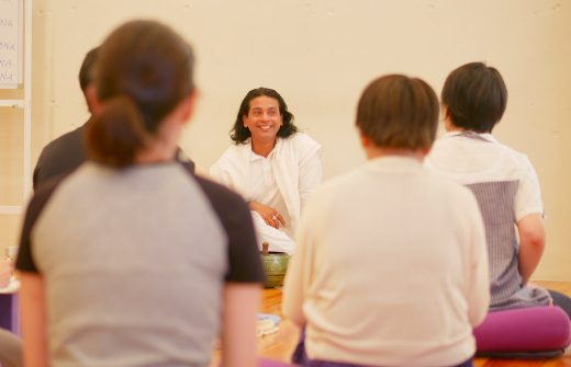 ヨガ哲学を講義中のグルジ先生