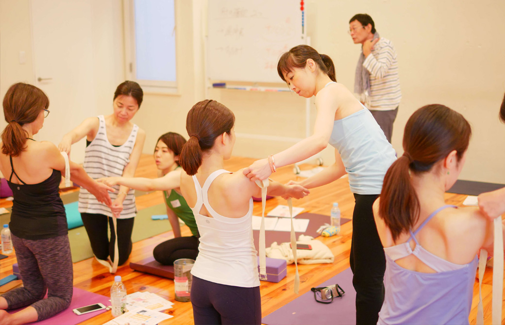 生徒さん同士で、サル腕かどうかをチェックしている様子