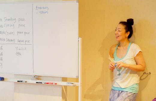 英語deYOGAで朋子先生が講義をしている様子