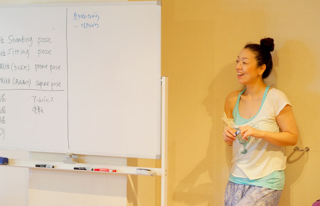 英語deYOGAで朋子先生が講義をしている様子