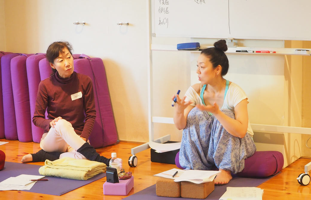 英語deYOGAで川原朋子先生が生徒さんの質問に答えている様子