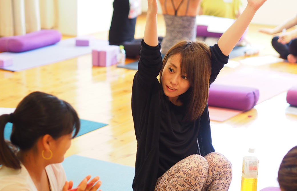 英語deYOGAでグループワークの様子