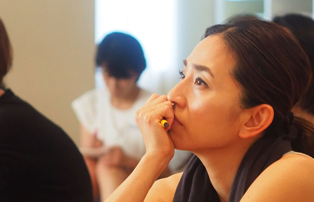 マーク先生のお話を真剣な面持ちで聞かれる木戸美保さん