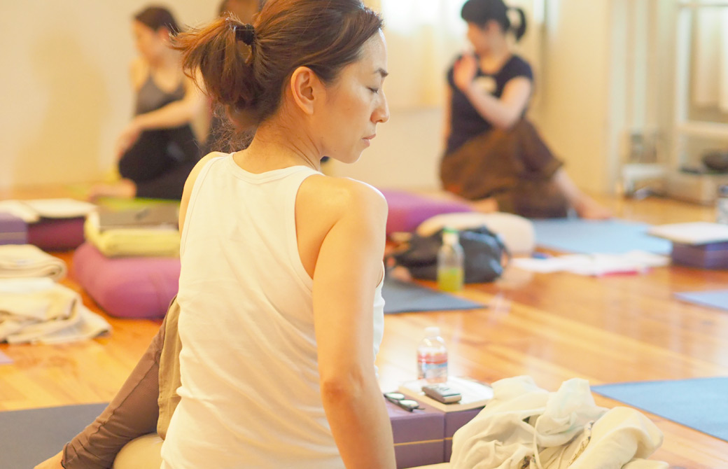 ハートオブヨガ指導者養成講座で美保さんがプラクティスをしている様子