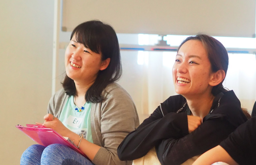 マーク先生のスカイプを楽しそうに聞く瑠美さん