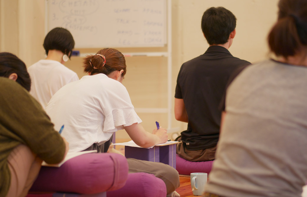 ヨガ哲学を学ぶ姿
