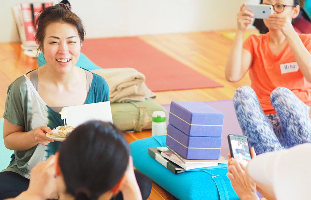 飯田順子さんがケーキを持って笑顔の様子