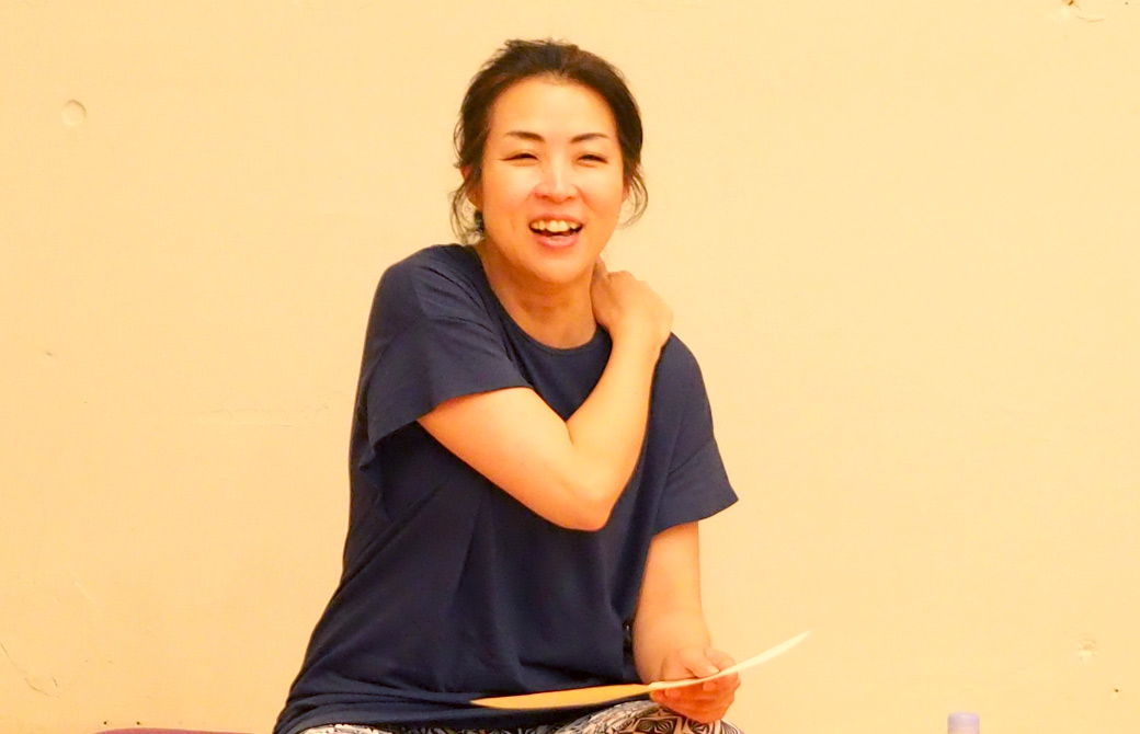 ハートオブヨガ指導者養成講座最終日、シェアリングサークルでお話する飯田順子さん。