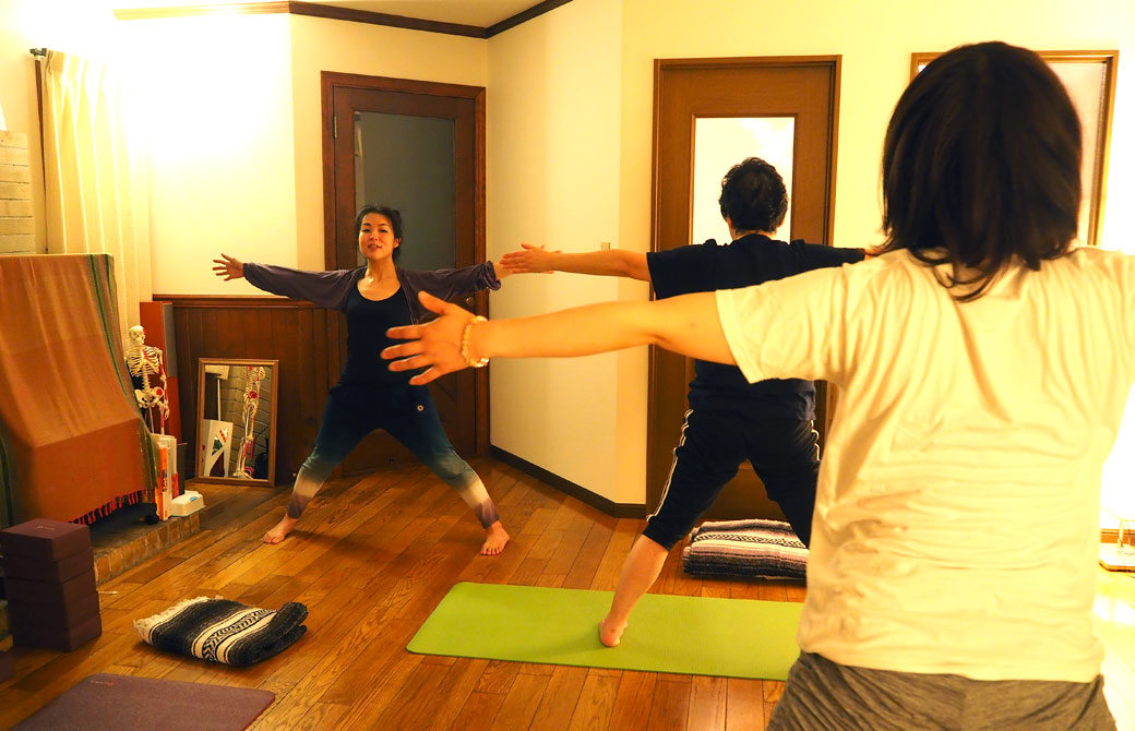 飯田順子さんがハートオブヨガを教えている様子