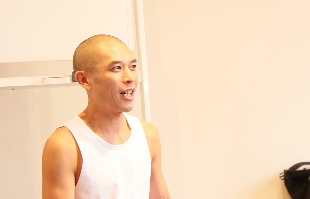 佐藤ゴウ先生が生徒さんにお話ししている様子
