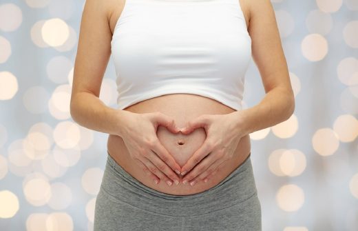 お腹に手をあてる女性