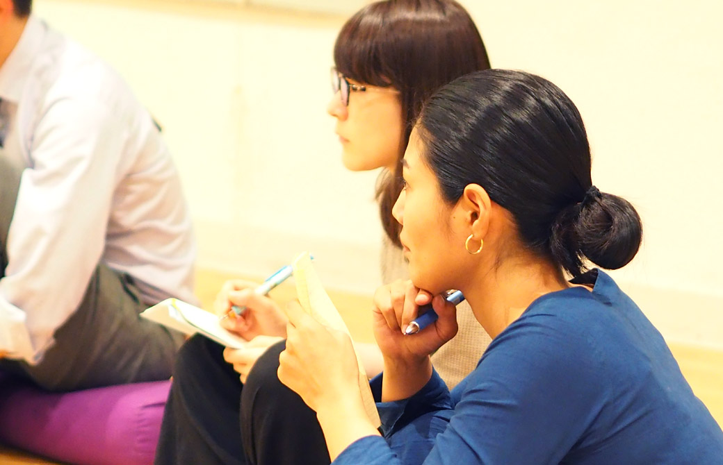 生徒さんがサンガワイ説明会でお話を聞いている様子