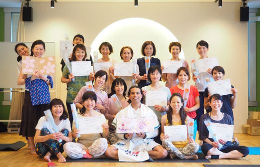 グルジヨガセラピーの卒業式の様子