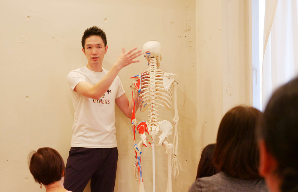 骨ナビの大江清一朗先生が骨模型で説明している様子