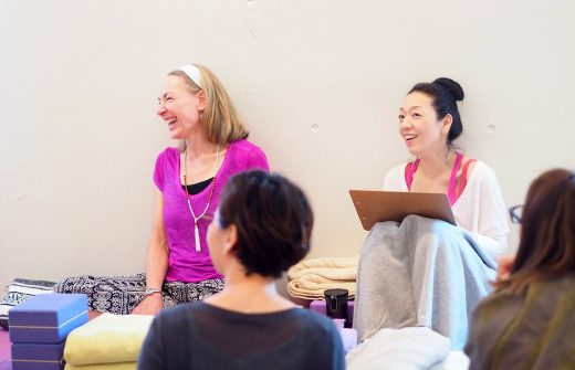 リストラティブヨガ指導者養成講座のティアン・アラン先生と川原朋子先生