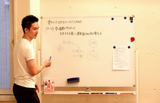 骨ナビの大江清一朗先生がホワイトボードで説明している様子