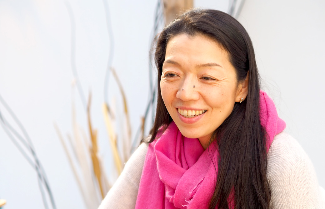 笑顔でお話をしている川原朋子先生