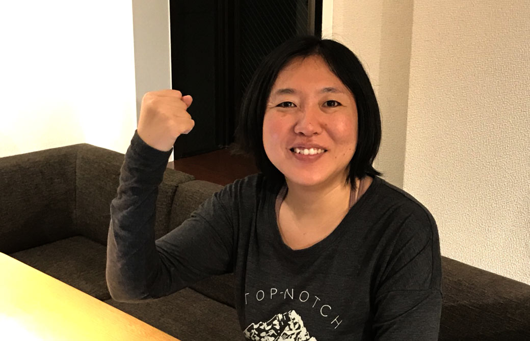 事務所でお仕事をしているかめこ先輩
