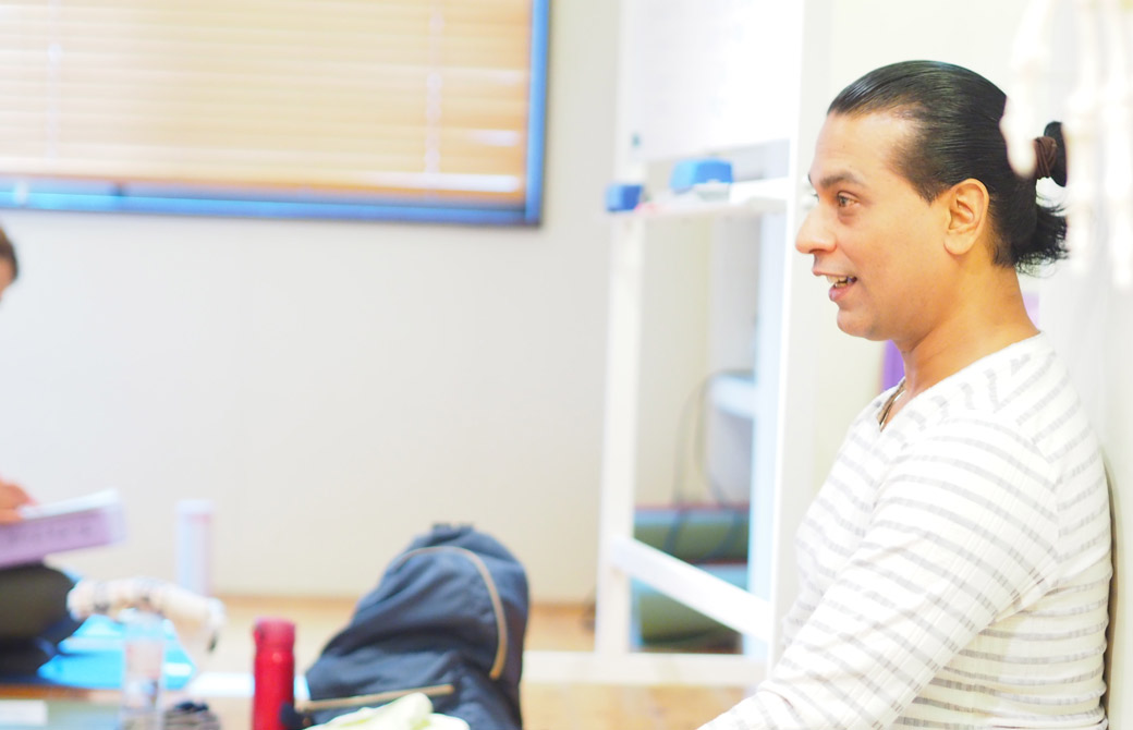クリシュナ・グルジがアーユルヴェーダに基づくアーサナを学ぶの講座で指導をしている様子