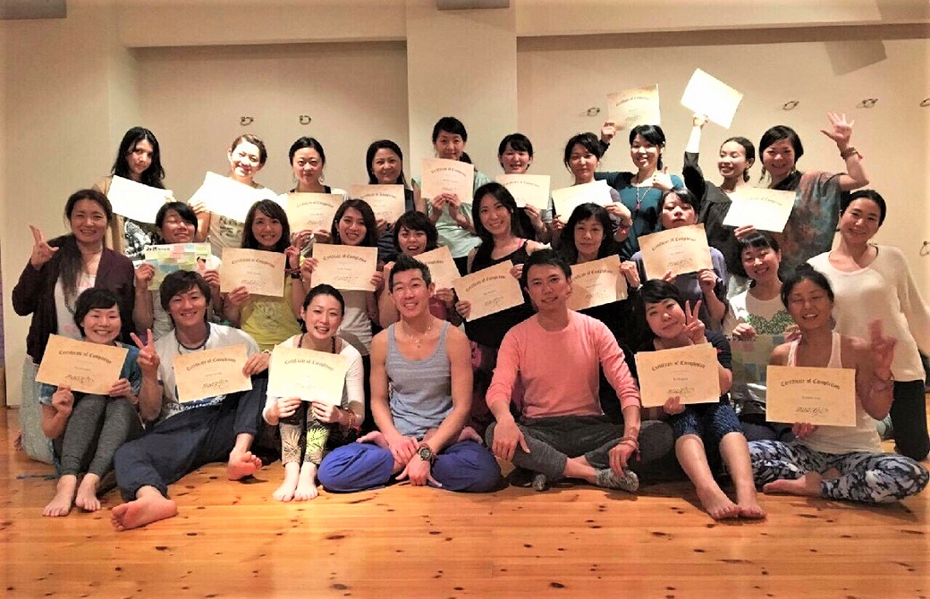 ヨガジェネレーション主催RYT200ヨガ指導者養成講座12期卒業時の集合写真