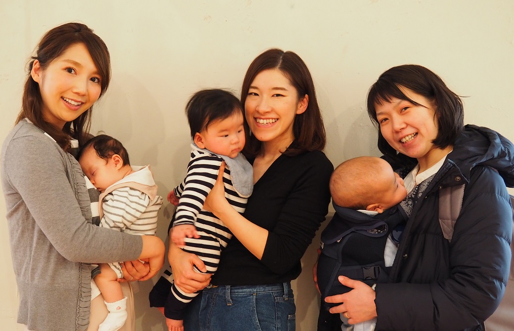 赤ちゃんを抱っこする3人のママ