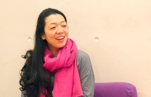 ハートオブヨガ指導者養成講座で川原朋子先生がお話を聞いているようす