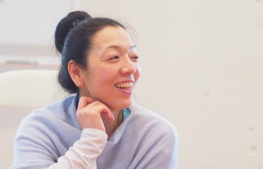 川原朋子先生がハートオブヨガ指導者養成講座で、生徒さんにお話ししている様子
